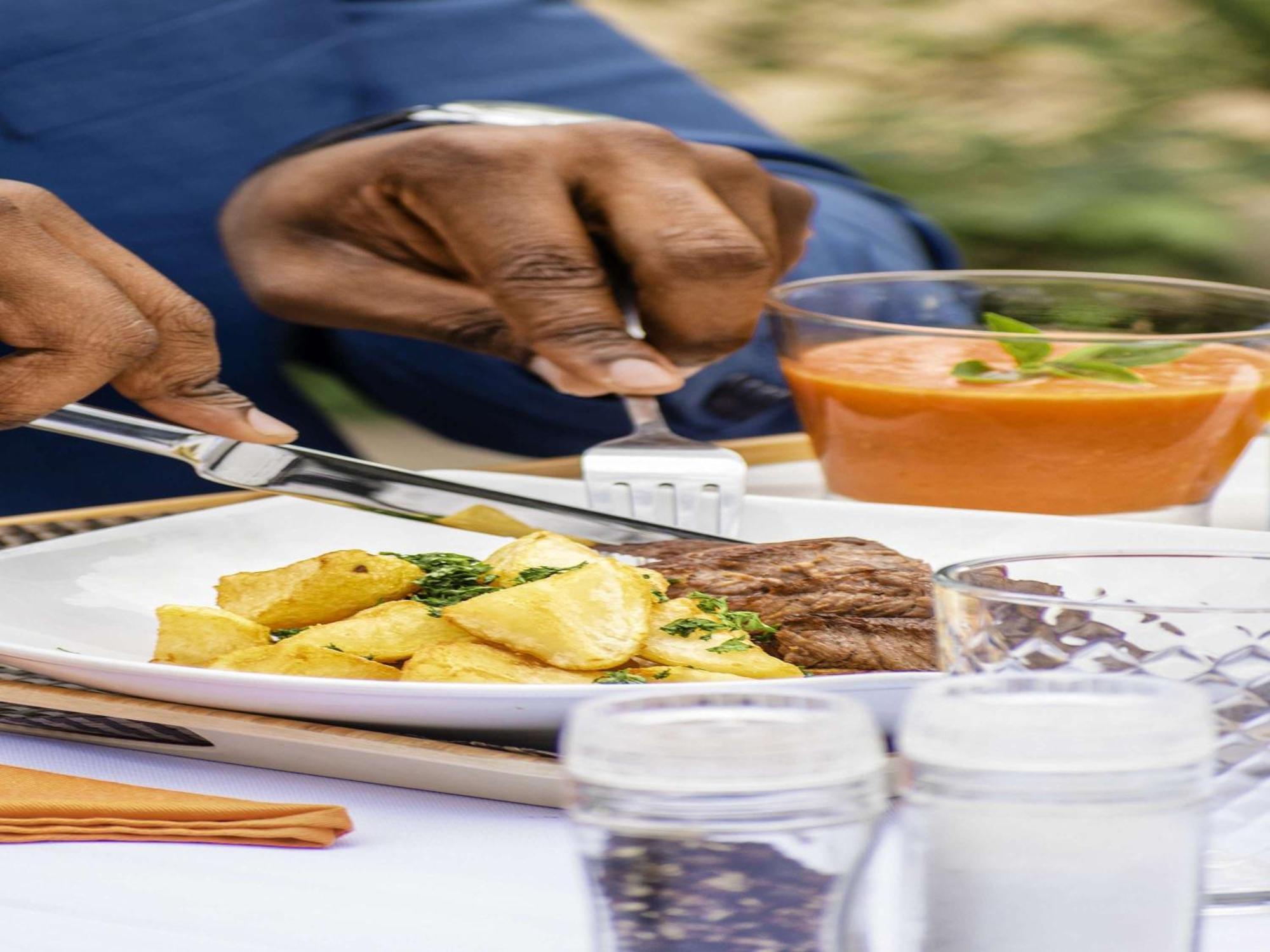 Pullman Lubumbashi Grand Karavia. Hotel Екстериор снимка